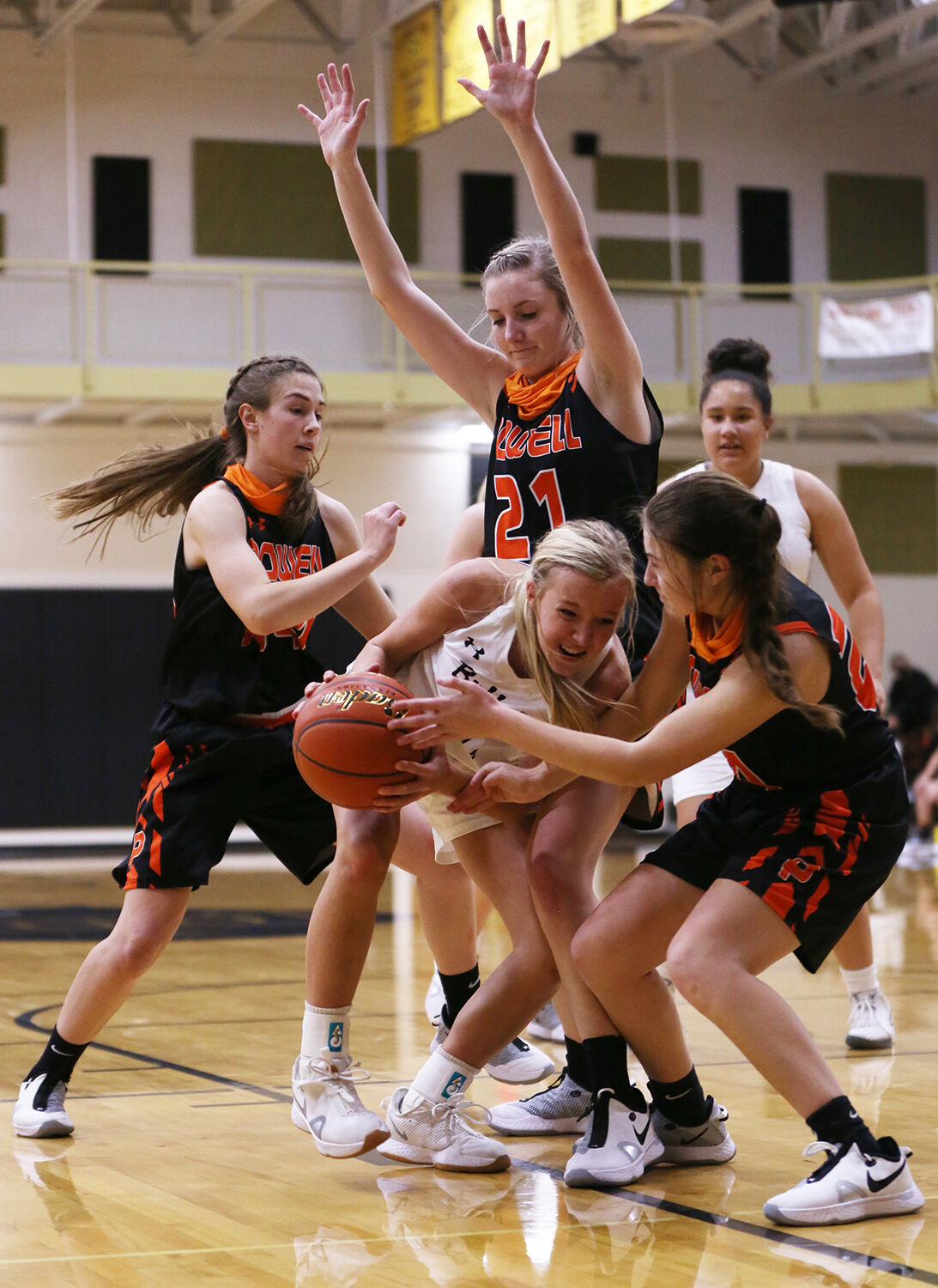 Kendall Tietjen pushes into three Powell defenders